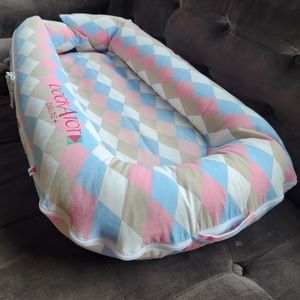 Dockatot deluxe with extra white cover